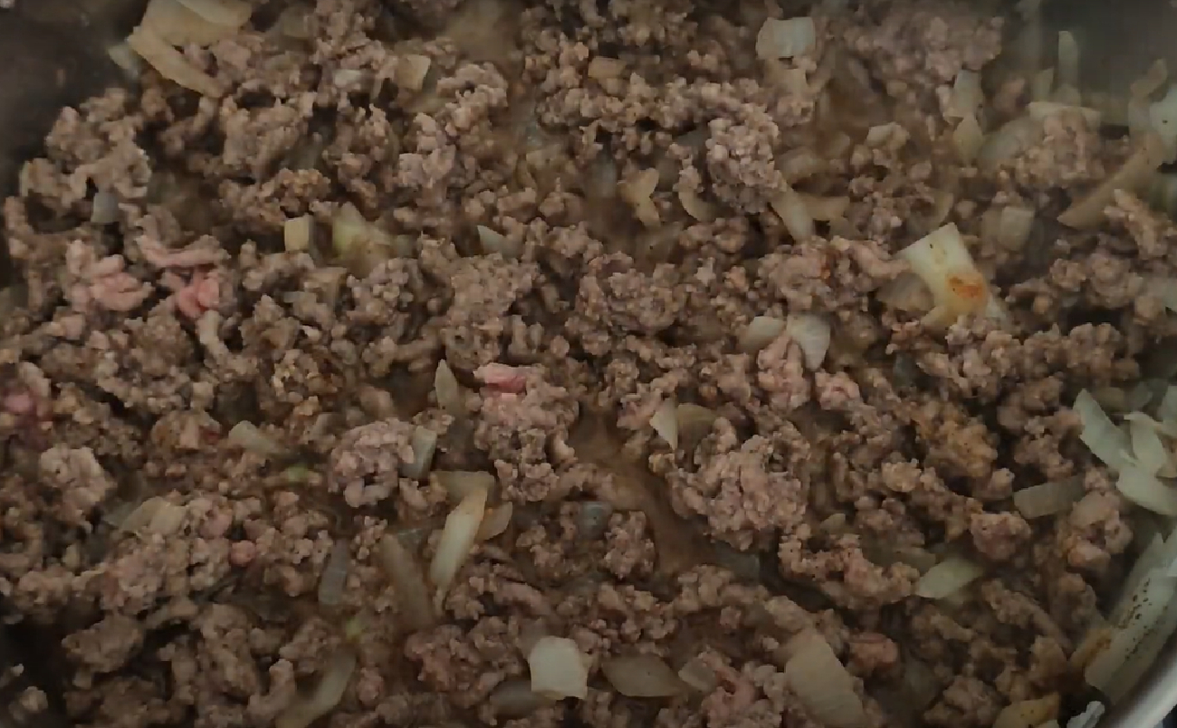 Легко, смачно і незвично: рецепт перевернутого м'ясного пирога на пательні